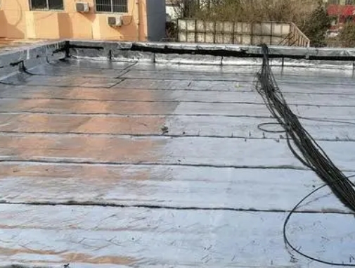 合阳卫生间漏水维修公司分享下合阳屋面楼顶防水刚性防水层施工要点。